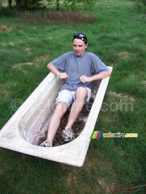 Ricou dans une baignoire abandonnée (507x)