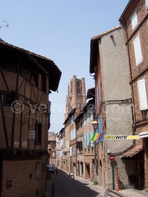 Une petite rue et le cathédrale Sainte Cécile (333x)