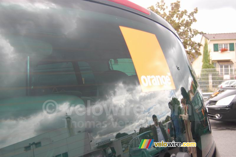 Julien, Moussa, Dominique & Nadjah in de spiegeling van de Orange auto