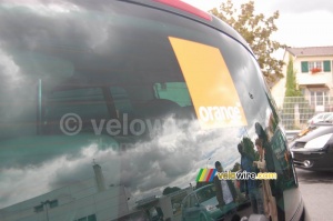 Le reflet de Julien, Moussa, Dominique & Nadjah sur la voiture d'Orange (663x)