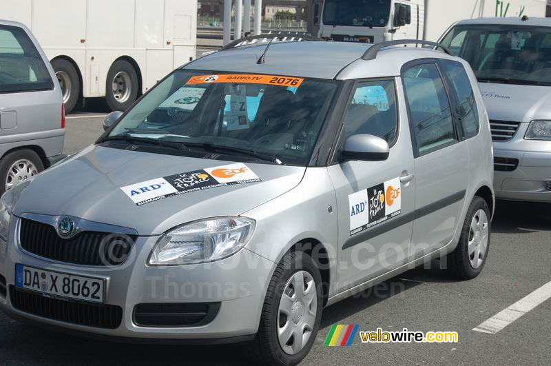 Een auto van de Duitse ARD/ZDF in Calais