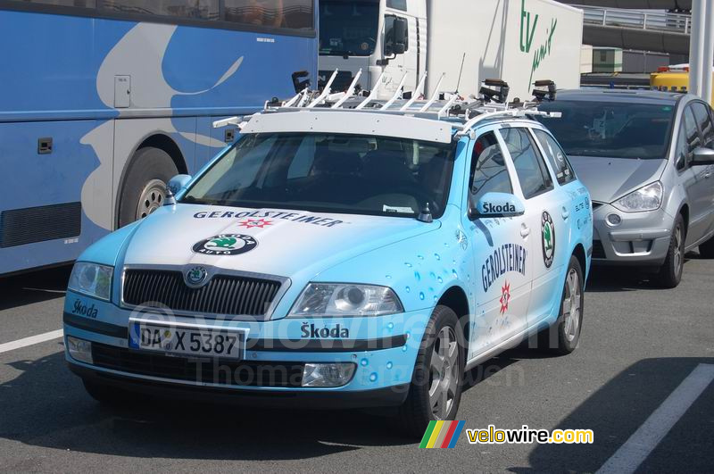 Een Gerolsteiner auto in Calais