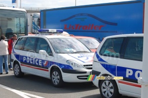Deux voitures de la Police à Calais  (1113x)