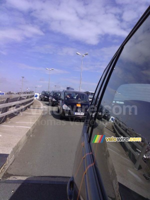 Les voitures d'Orange entrent sur le bateau (1) (654x)