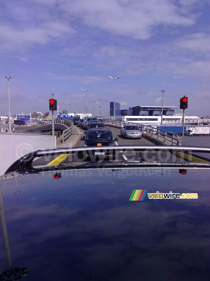 Les voitures d'Orange entrent sur le bateau (2) (667x)