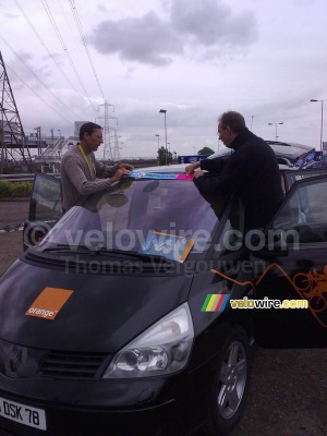 Eric Caritoux and Patrice Esnault put the sticker on the Orange car (924x)