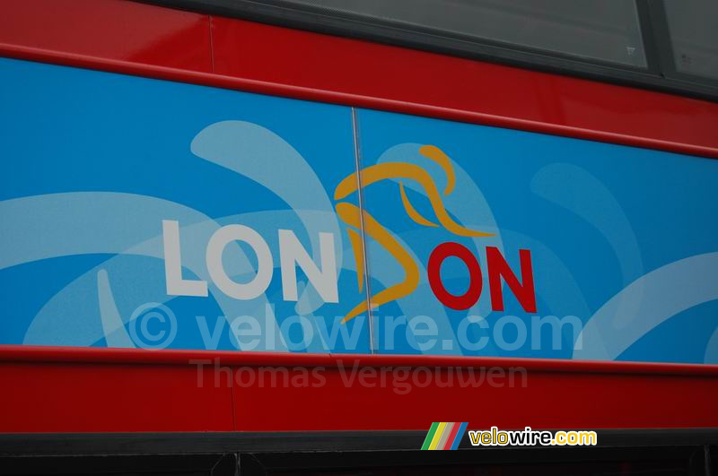 Het London logo voor de Tour op een shuttle bus