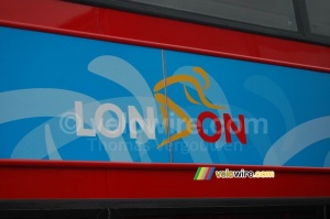 The London logo for the Tour on a shuttle bus (553x)