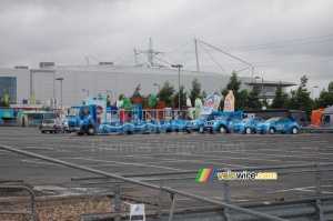 Le parking de la caravane publicitaire avec les voitures de X-Tra Minidou (928x)