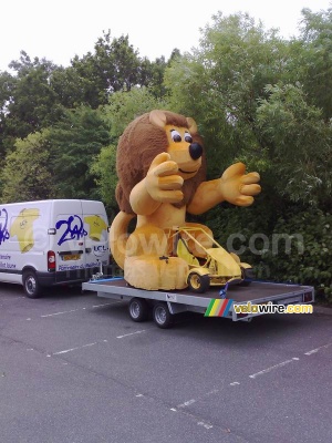 LCL's advertising caravan's lion is waiting for the first stage (953x)