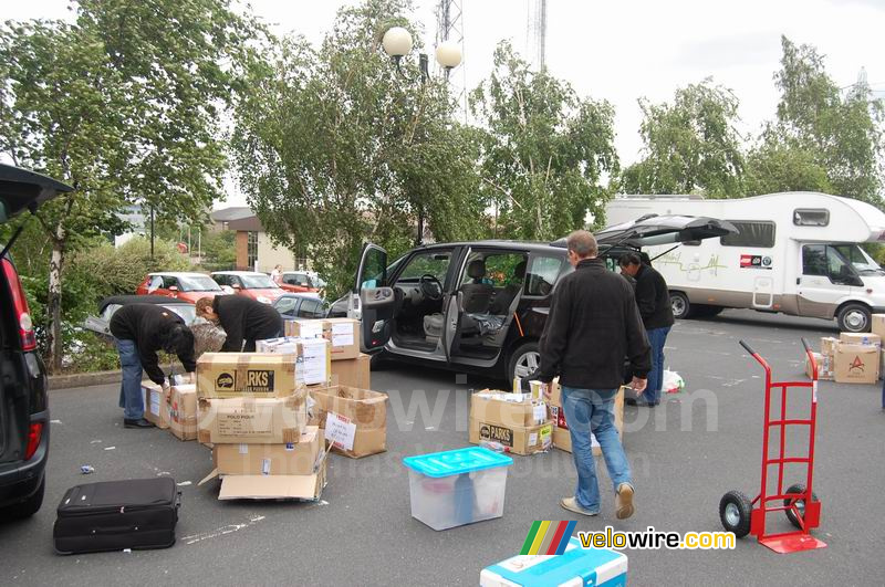 De spullen worden verdeeld over de verschillende auto's