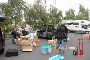 Nos affaires sont distribuées dans les différentes voitures (604x)