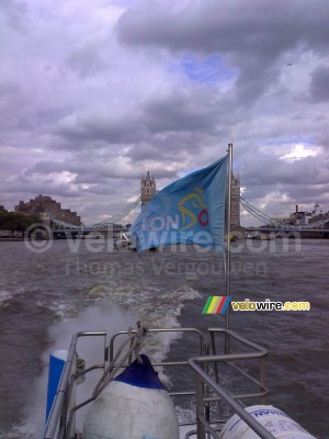 Le drapeau du Tour à Londres devant le Tower Bridge (831x)