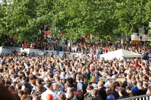 London spectators at the team presentations (589x)