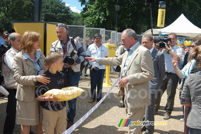 Opening Village Départ: Ken Livingstone, Bertrand Delanoë en het jongetje met de schaar