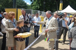 Opening Village Départ: Ken Livingstone, Bertrand Delanoë and the boy with the scissors (524x)