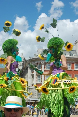 Sunflower girls in the Village Départ (569x)