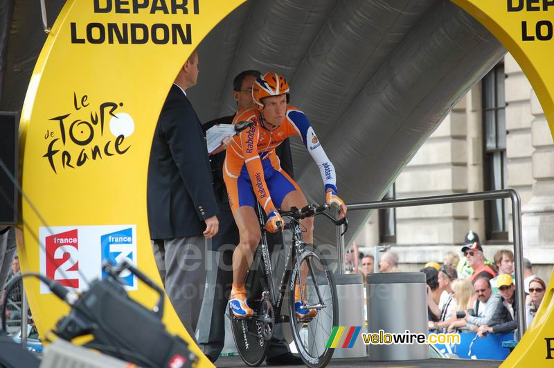 Pieter Weening van de Rabobank bij de start van zijn proloog