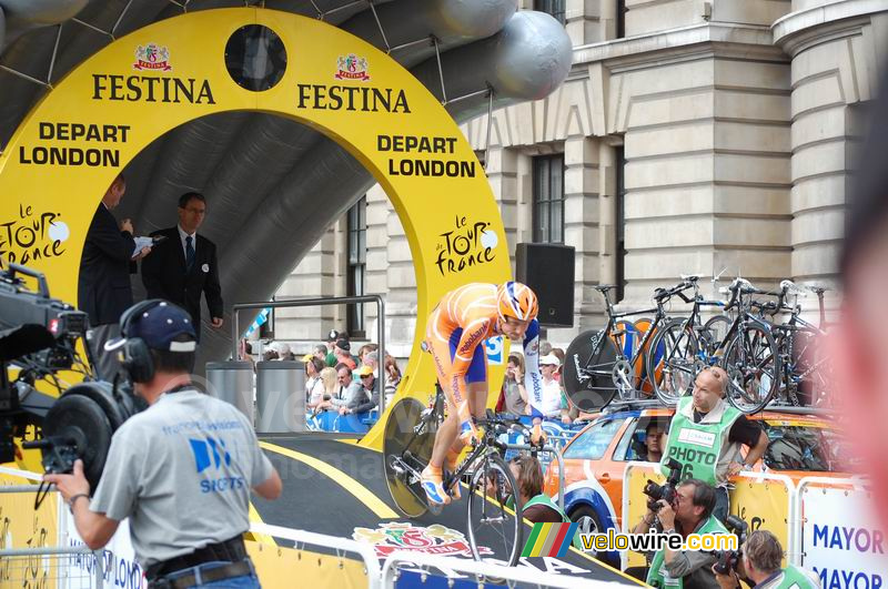 Pieter Weening van de Rabobank bij de start van zijn proloog (2)