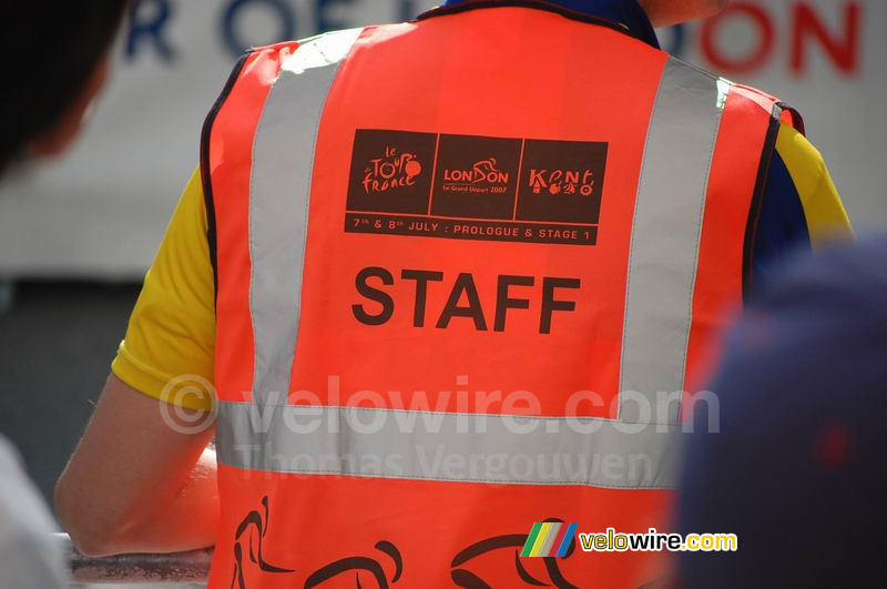 Een van de vele vrijwilligers van de Tour de France in Londen