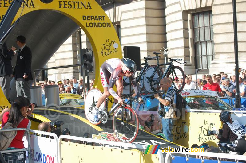 Cadel Evans van Predictor-Lotto bij de start van zijn proloog (2)