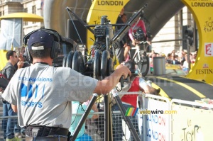 La caméra de France Télévisions au départ du prologue à Londres (733x)
