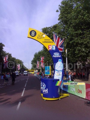 L'arche de départ de la première étape Londres > Canterbury (701x)