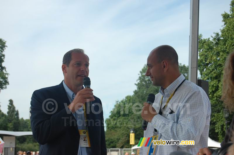 Christian Prudhomme en de speaker van het Village Départ
