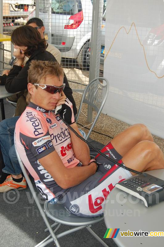 Wim Vansevenant aan de telefoon