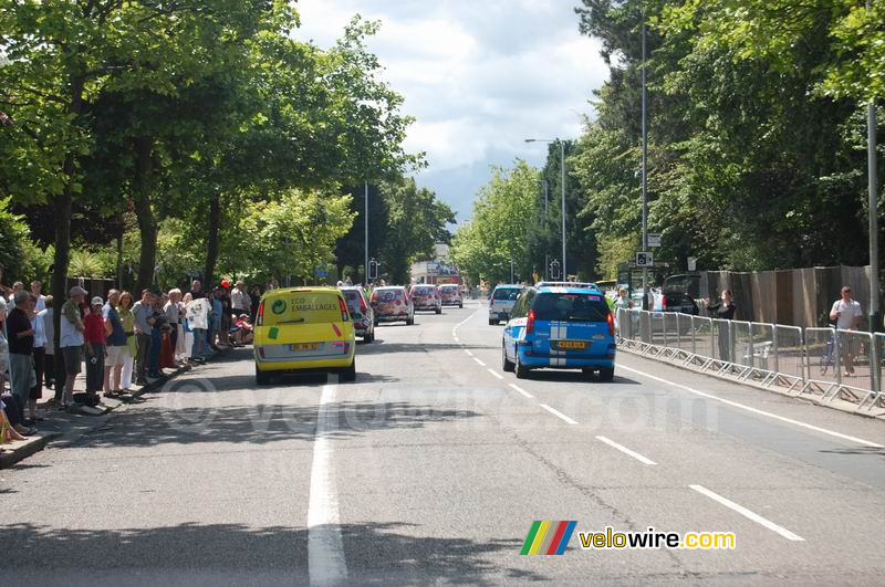 De genodigdenauto's van Eco Emballages en Champion en een auto van het Milram team