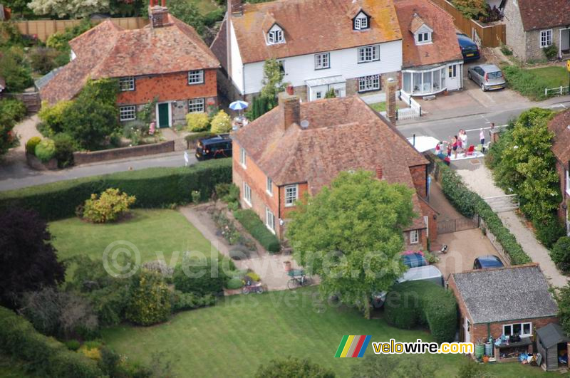 Eén van de Orange auto's gezien vanuit de helikopter