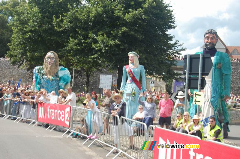 Enorme verklede poppen langs de kant van de weg