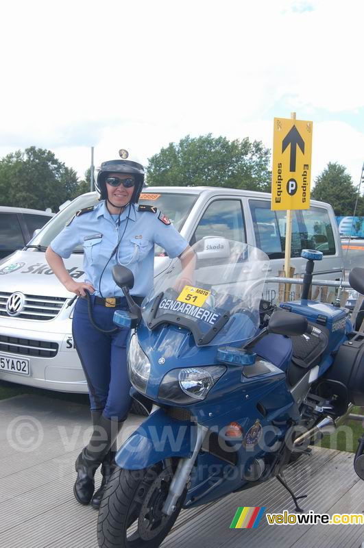 Een politieagente bij de aankomst