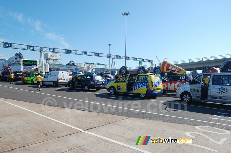 De parkeerplaats van SeaFrance met allerlei Tour auto's