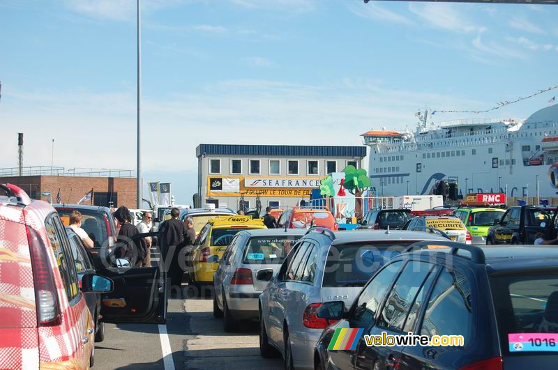 De parkeerplaats van SeaFrance met allerlei Tour auto's (2)