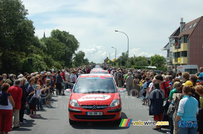 Een rijtje Champion auto's met publiek eromheen
