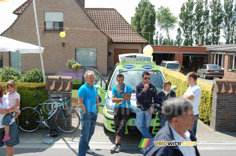 De Liquigas auto bij de ravitaillering