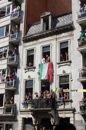 Spectateurs sur leurs balcons à Gand (1) (696x)