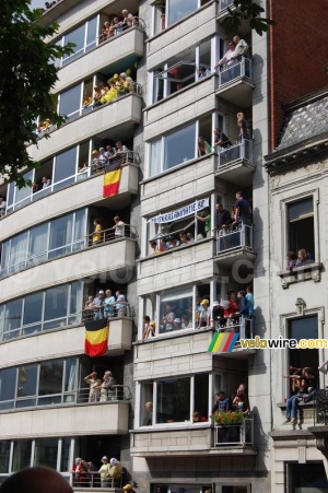 Spectateurs sur leurs balcons à Gand (2) (675x)