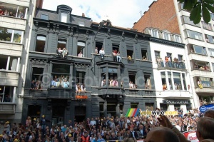 Spectateurs sur leurs balcons à Gand (3) (511x)