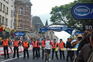 Après l'arrivée des coureurs ils bloquent la route à Gand (692x)