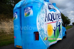 Un pack d'eau Nestlé Aquarel dans la caravane publicitaire (1435x)