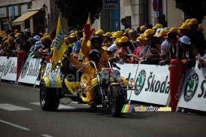 Le Faillitaire dans la caravane publicitaire (947x)