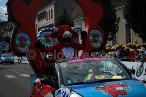 La vache de La Vache Qui Rit dans la caravane publicitaire (720x)