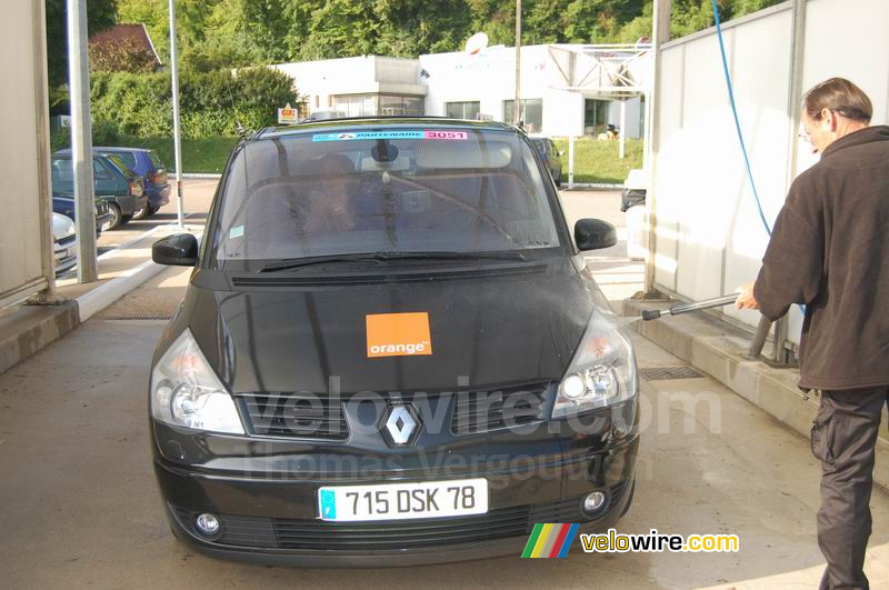 De dagelijkse wasbeurt van de auto van Eric Caritoux