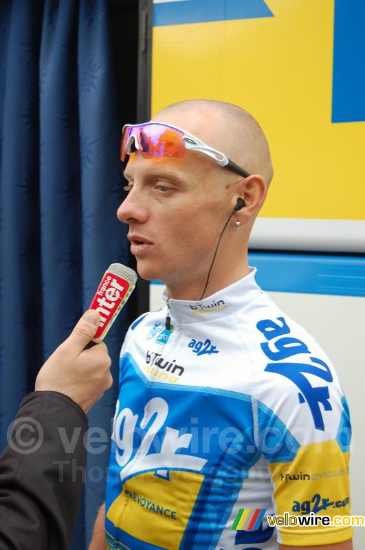 John Gadret (AG2R) wordt geïnterviewd door France Inter (radio)