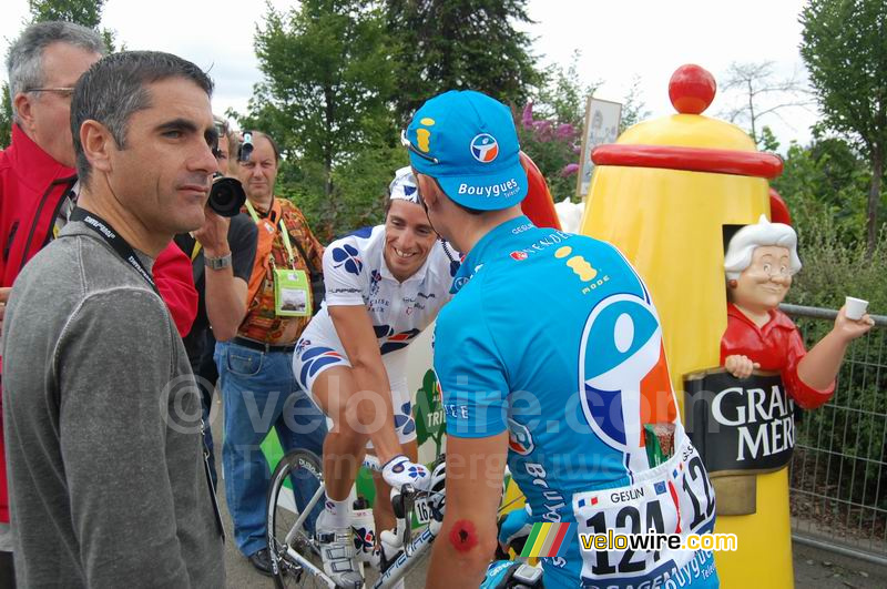 Anthony Geslin (Bouygues Telecom) in gesprek met Sébastien Chavanel (Française des Jeux), onder toeziend oog van Laurent Jalabert