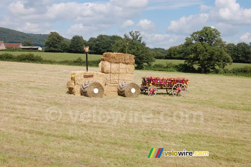 Een tractor van hooi in La Porolle