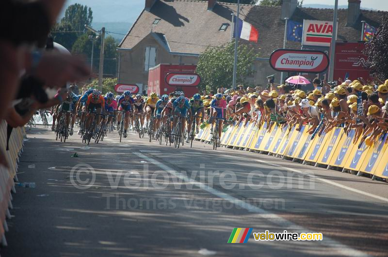 De aankomst van de renners in Autun ... gewonnen door Filippo Pozzato