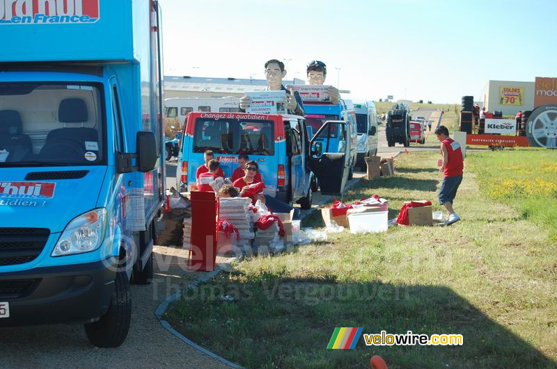 Het Aujourd'hui en France team bereidt de kranten voor